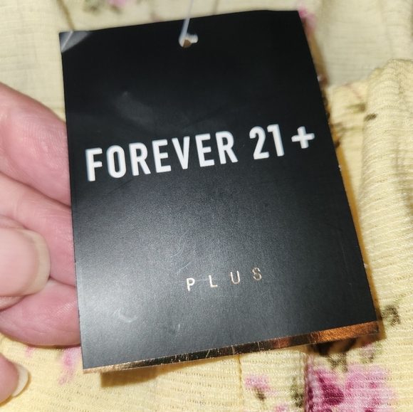 NWT Forever 21 Butter Yellow Top Pink Roses Size 2X On/Off Shoulder Ruffle Neck - Picture 9 of 13